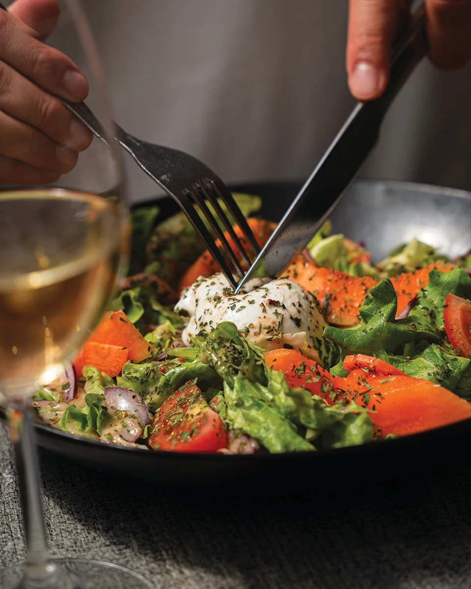 Une salade généreuse servie au Carnot