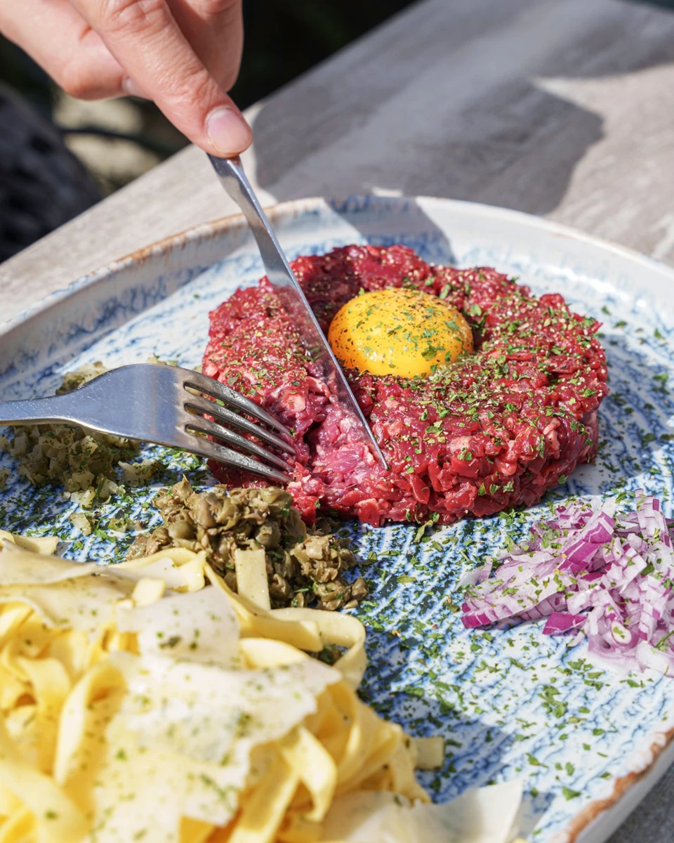 Tartare de viande et ses accompagnements au Carnot