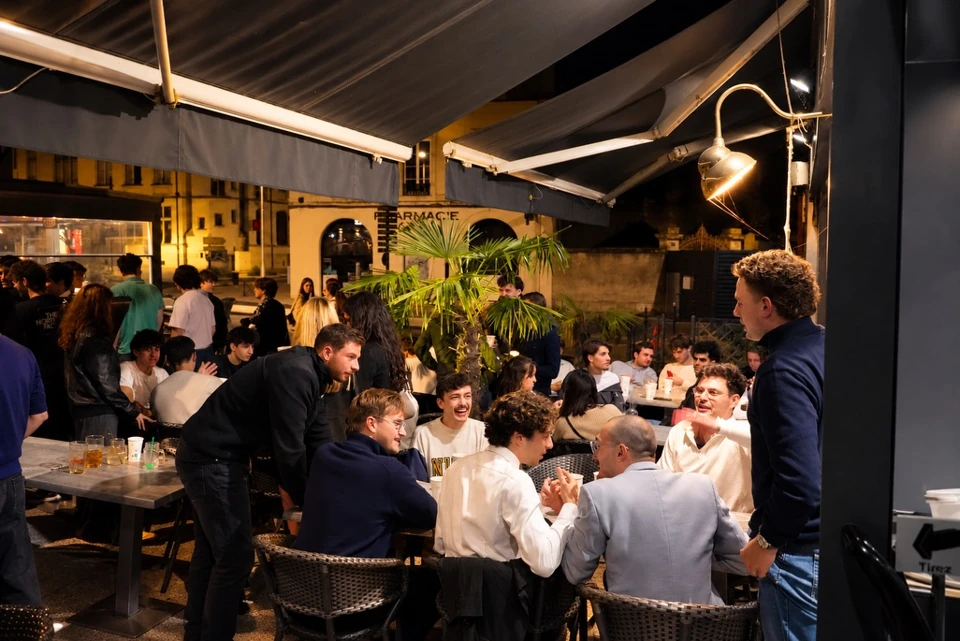 La terrasse animée lors d’une soirée au Carnot